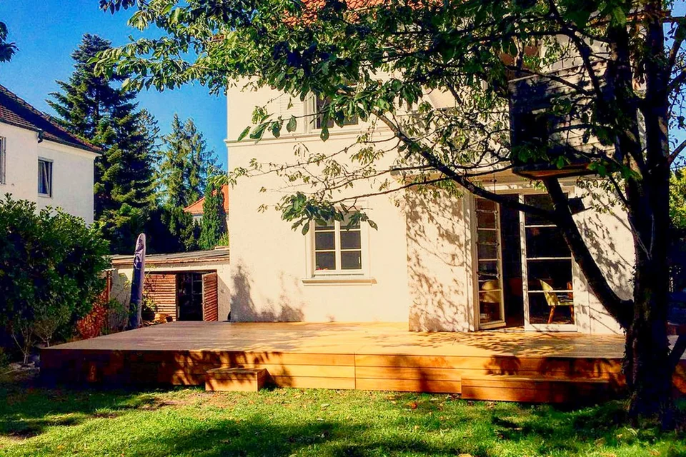 Garapa-Holzterrasse mit Sitz- und Liegestufen in Westpark München – EF-Sinn Referenzprojekt