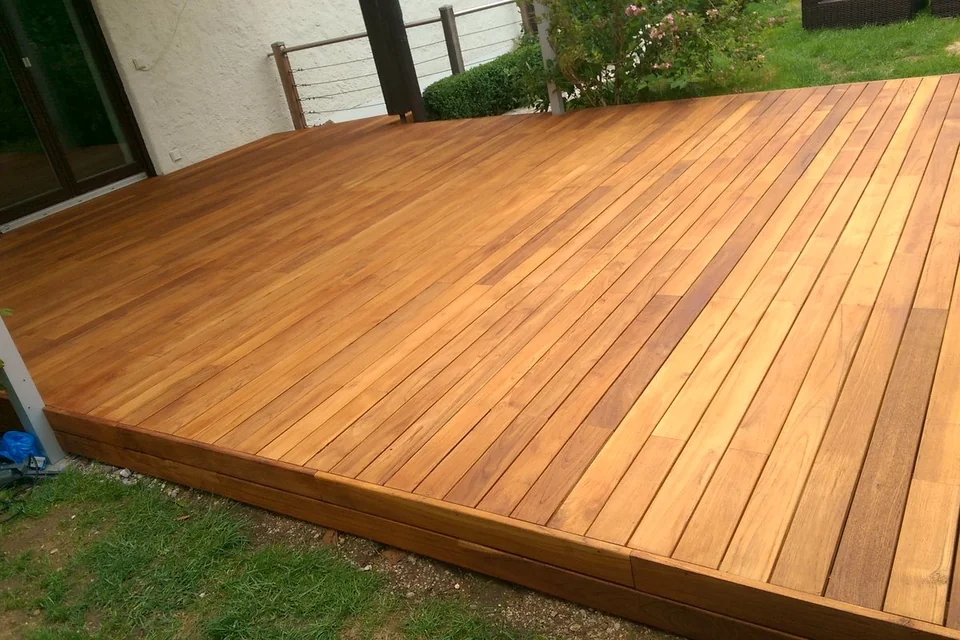 Teak-Holzterrasse am Wohnhaus in München – EF-Sinn Referenzprojekt