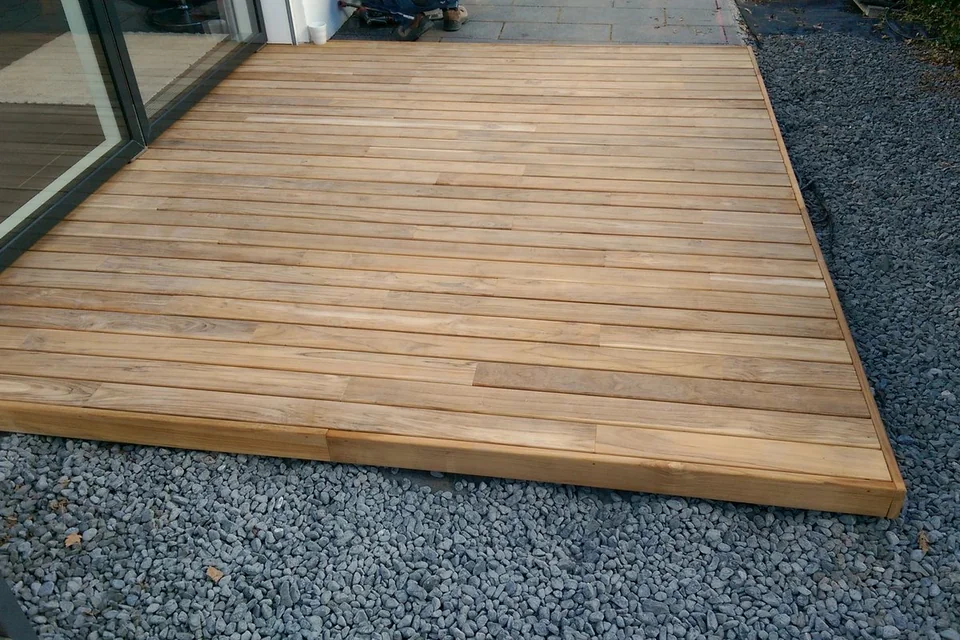Teak-Gartenterrasse mit klarer Flächenwirkung in München – EF-Sinn Referenzprojekt
