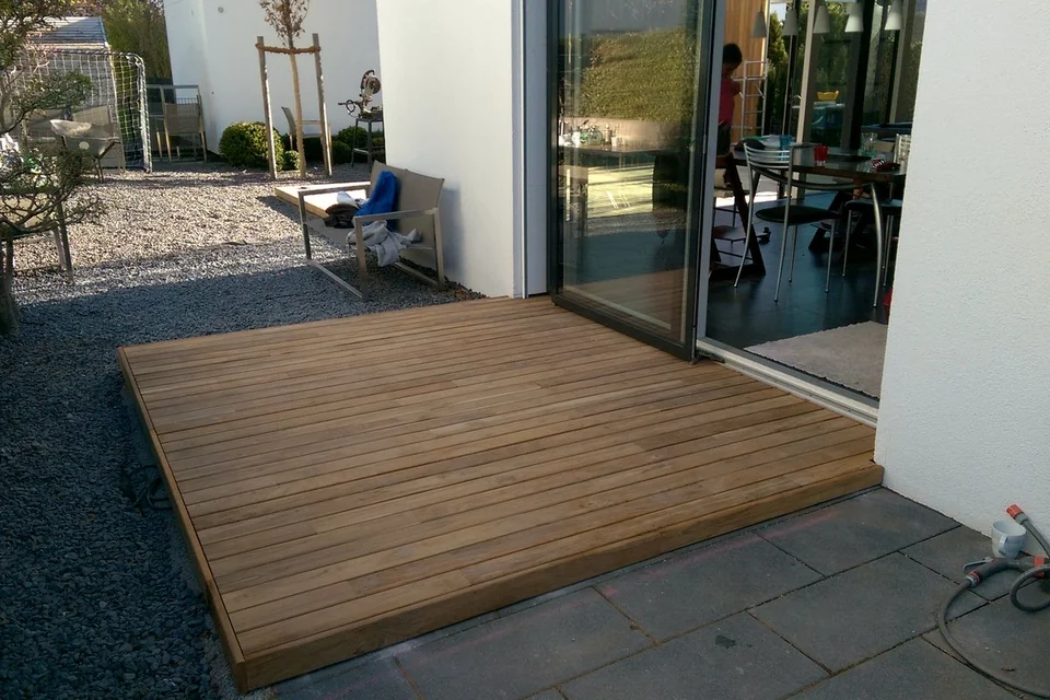 Teak-Terrasse mit sauberem Randabschluss in München – EF-Sinn Referenzprojekt