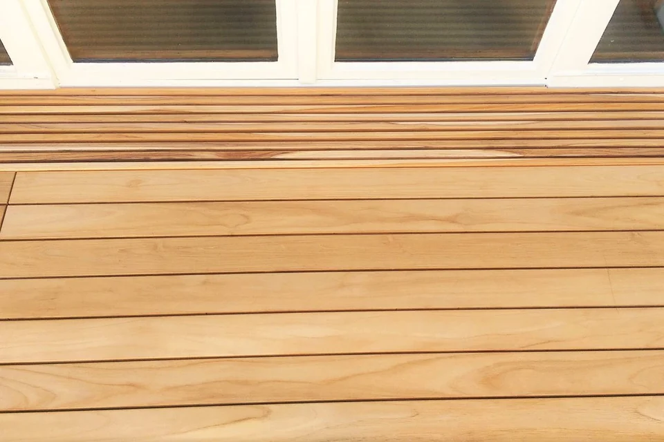 Teak-Holzbelag für Balkon in Sendlinger Tor, München – EF-Sinn Referenzprojekt