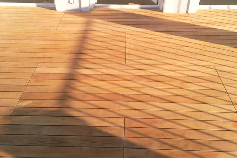 Teak-Balkonfläche mit warmer Holzoptik in München – EF-Sinn Referenzprojekt