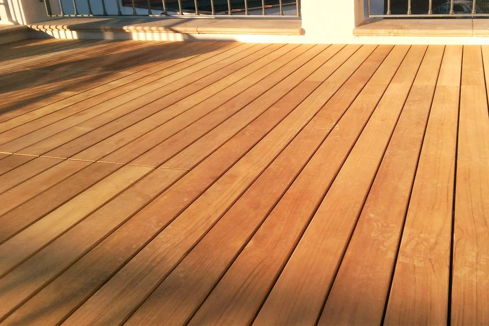 Teak-Dielenbelag im Detail in München – EF-Sinn Referenzprojekt