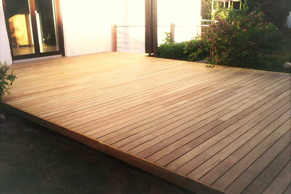 Teak-Gartenterrasse am Haus in München – EF-Sinn Referenzprojekt