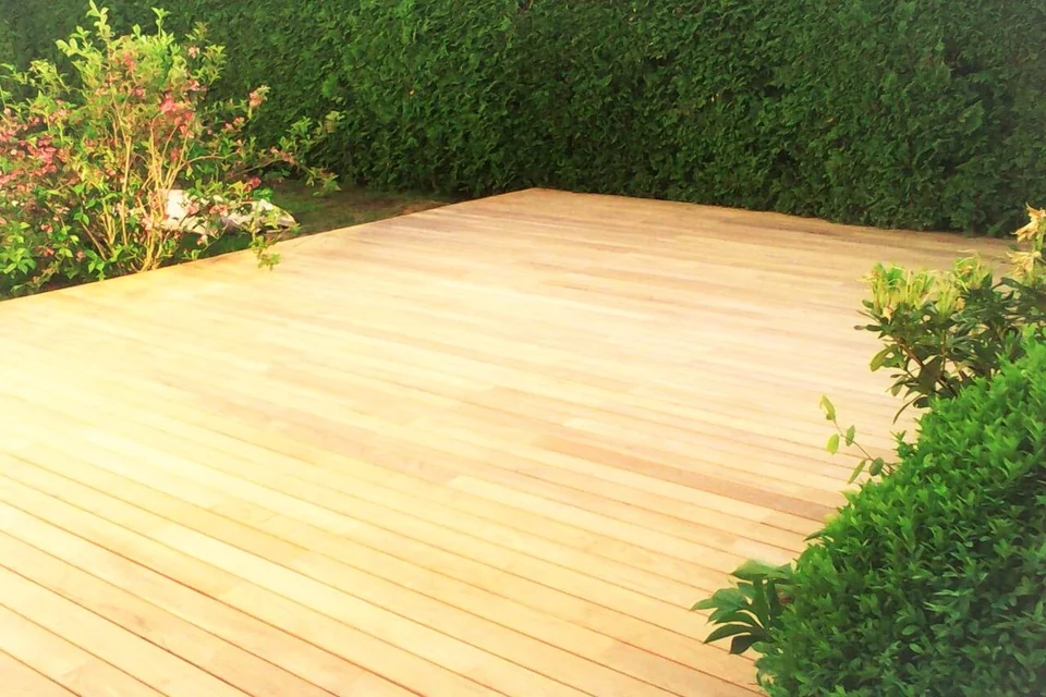 Teak-Gartenterrasse im Grünen in München – EF-Sinn Referenzprojekt