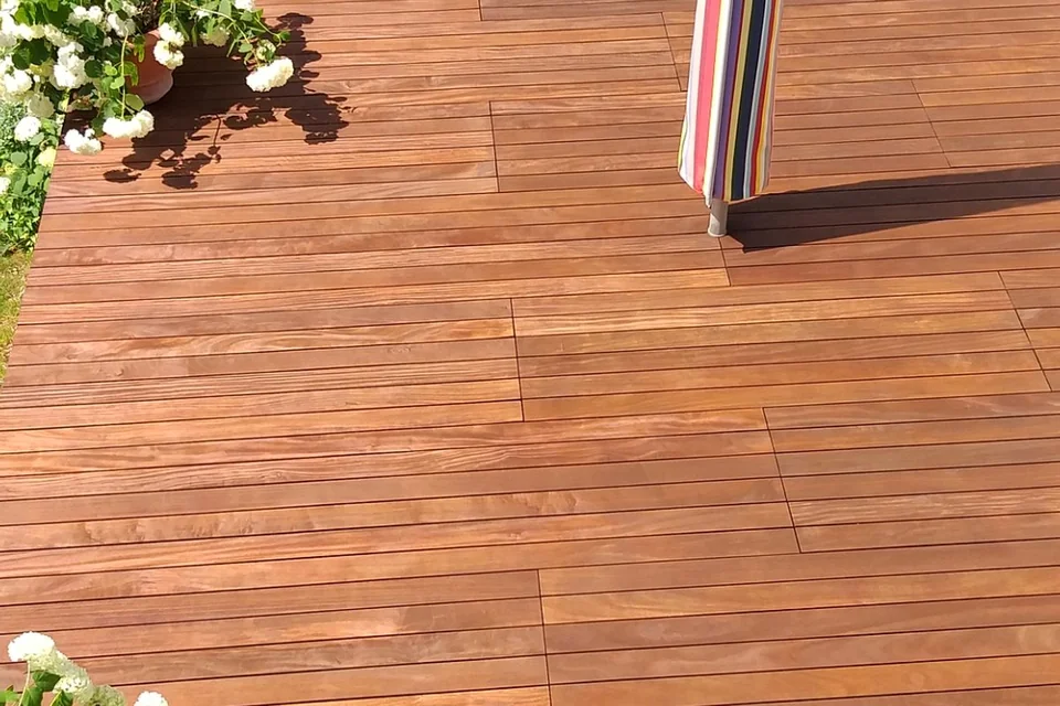 Cumaru-Holzterrasse mit Sitzstufen in Weßling / Starnberg – EF-Sinn Referenzprojekt
