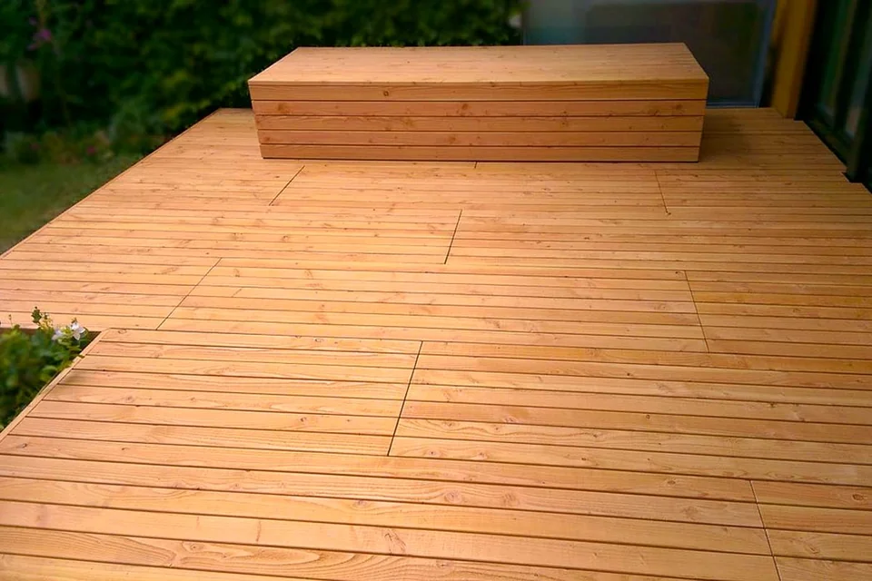 Douglasien-Terrasse mit Abendbeleuchtung in Domagkstraße, München – EF-Sinn Referenzprojekt