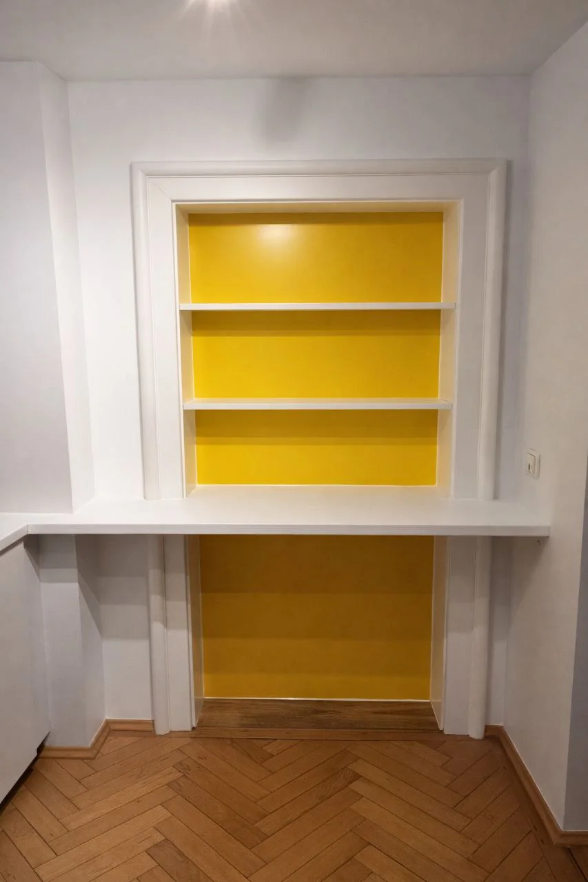Nischenregal mit gelber Rückwand