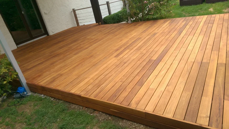 Teakholz-Terrasse – Fertig
