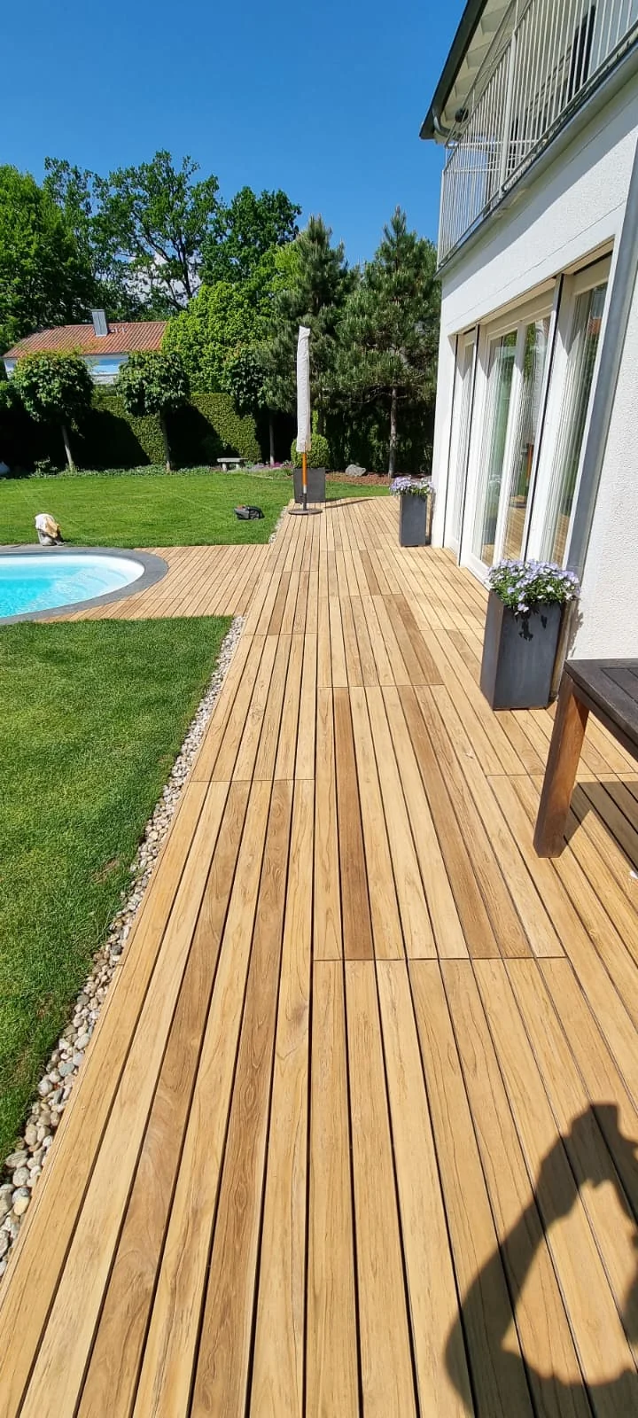 Holzterrasse im Garten