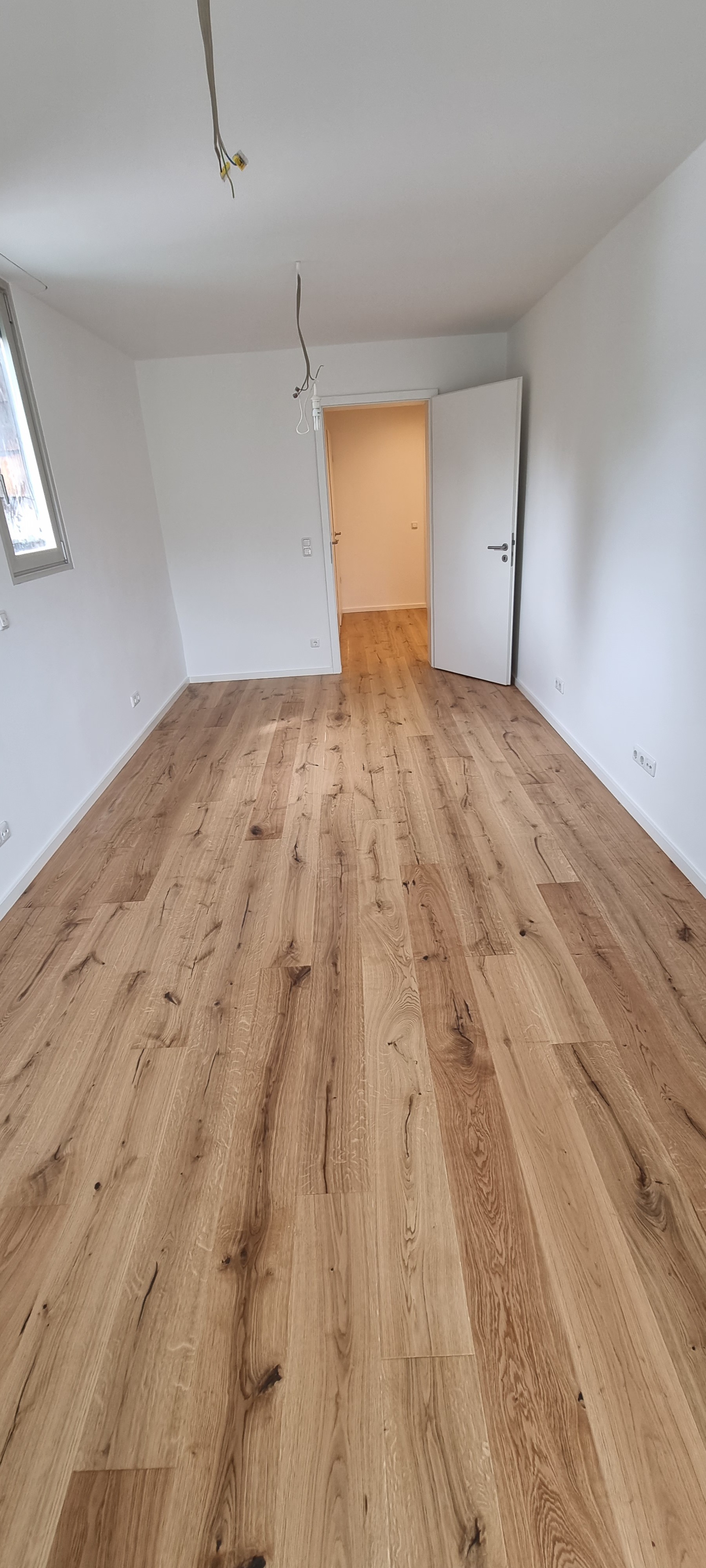 Parkettboden mit weiße Sockelleisten