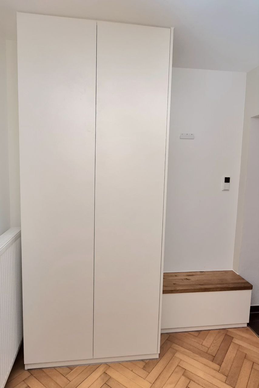 Garderobenschrank geschlossen