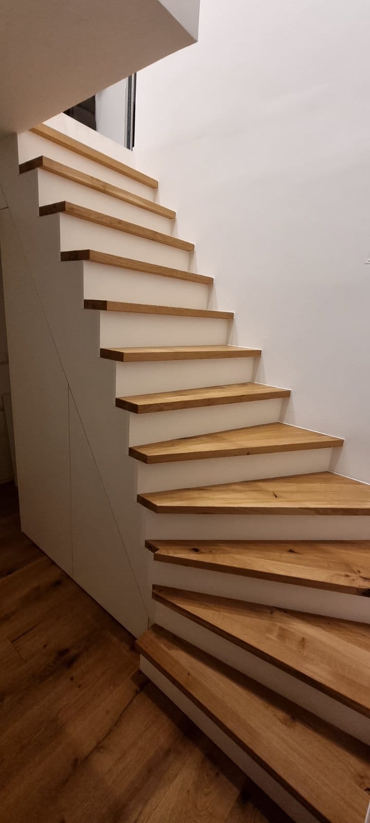 Holztreppe mit Geländer