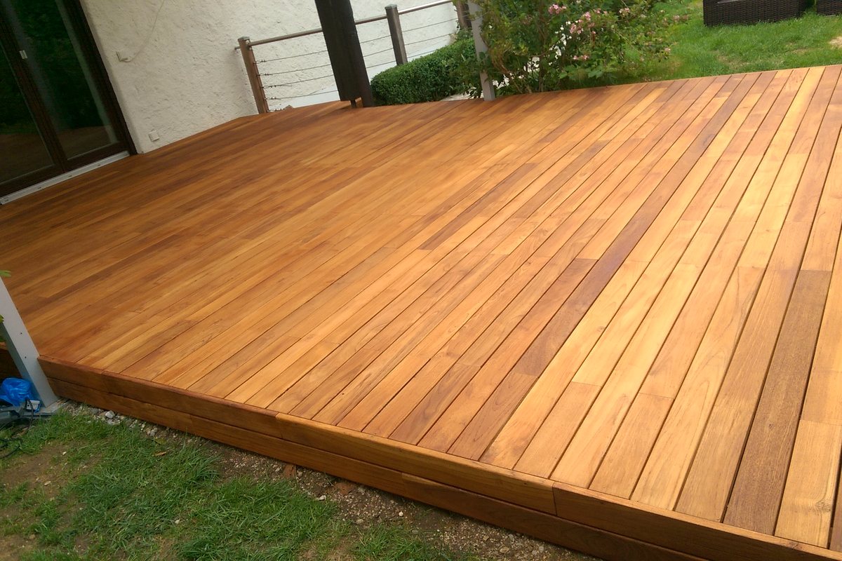 Teak-Holzterrasse am Wohnhaus in München – EF-Sinn Referenzprojekt