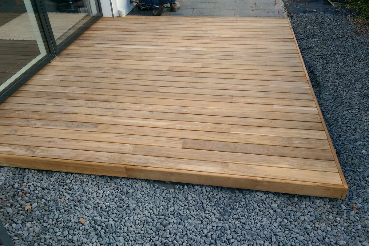 Teak-Gartenterrasse mit klarer Flächenwirkung in München – EF-Sinn Referenzprojekt