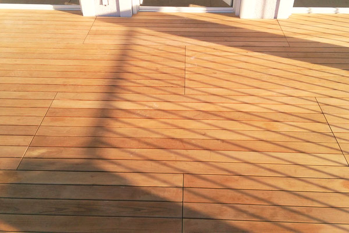 Teak-Balkonfläche mit warmer Holzoptik in München – EF-Sinn Referenzprojekt